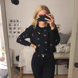  - Svincool tröja från ?. Säljer pga att det inte är min stil😊 passar allt från Xs-M beroende på hur man vill att den ska sitta. 