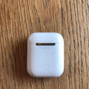  - apple airpods, säljer pga att jag inte använder som mer, 900 eller bud :) ❤️ frakt ingår 