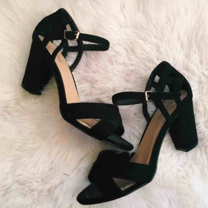  - Bra skick på klackskorna. Kommer ifrån ett rökfritt och djurfritt hem💖