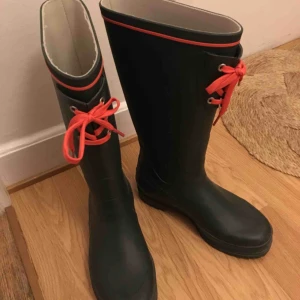  - Höga gummistövlar från Tretorn, mycket sparsamt använda, rejäla och sköna. Extra skosnöre i grönt medföljer. 