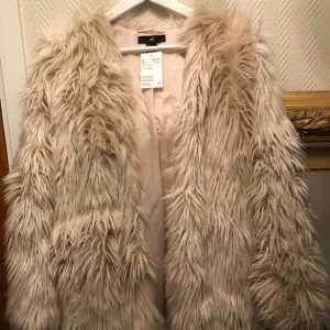  - Helt oanvänd jacka från H&M i storlek S. Den är åt det puderrosa hållet men väldigt ljus.  Nypris 500 kr