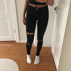  - Svarta jeans från Cubus med hemmagjorda hål. Hålen är gjorda för längesen och håller fortfarande super! Det är XS men passar mig som är S helt perfekt. Kontakta för mer info!
