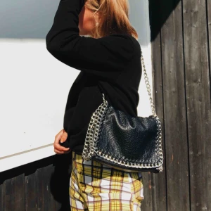  - PRICILLA VÄSKA M från scorett. Ord.pris 500kr. Används tyvärr inte lika mycket, därav säljes den. Jätte fin, kan användas på flera olika sätt 