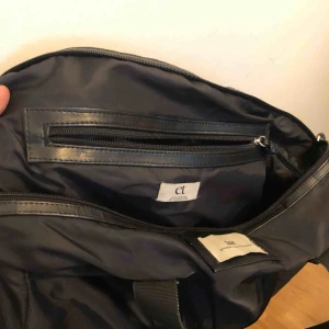  - Svart Day väska. Använd men i bra skick. 