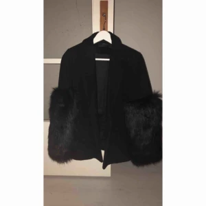  - Oanvänd kappa från Zara, fuskpäls på ärmarna. 