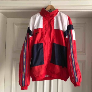  - Speedo Windbreaker i trevligt använt skick. Kan hämtas i Uppsala eller skickas mot fraktkostnad