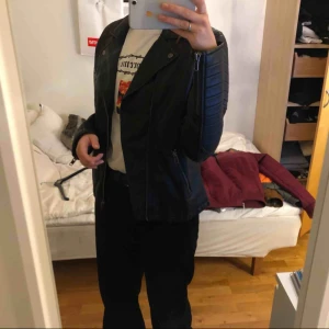  - Säljer denna snygga skinnjackan från herravdelningen på H&M. Den säljs så billigt pga lite missfärgningar på häger axel, men inget som syns eller är speciellt märkbart. Kan mötas upp i Vänersborg annars frakta, köpare står för frakt.