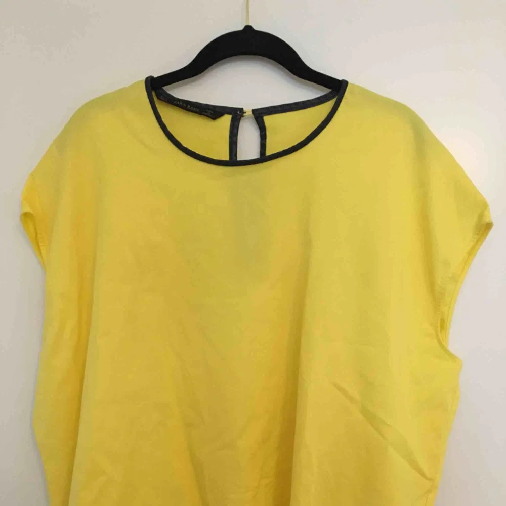 Svin ball tröja från Zara i en neon gul färg med en läder kant upptill som snygg detalj⚡️ Är stl L sitter snyggt oversized på mig som är XS/S, men funkar för M/L också givetvis!!💛Snygg att styla med bälte/skärp/kedja i midjan🌻. Toppar.