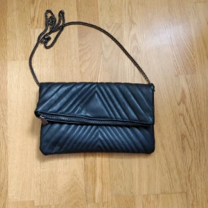  - Väska från Primark, går att använda med axelrem eller som clutch. 