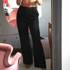  - Fina manchesterbyxor från HM i storlek 38, köparen står för frakten! OBS, spegeln gör att byxorna ser en aning smutsiga ut;)