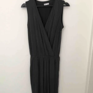  - Byxdress i mjukt material. Sitter åt i midjan vilket gör att man får mycket fin form👏🏻 har klippt benen lite kortare men det syns inte så mycket! Är använd endast ett fåtal gånger. 