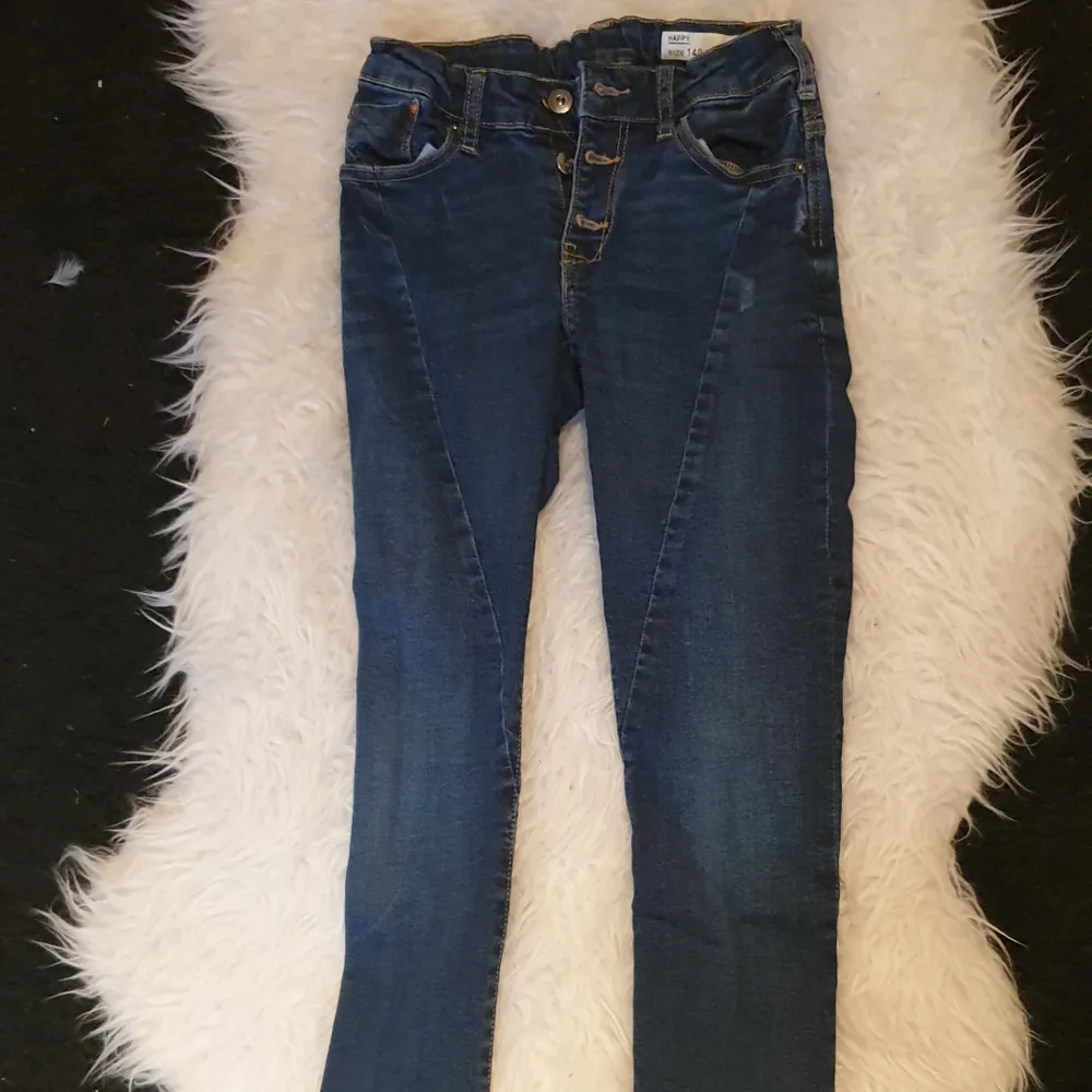 Tre par fina jeans som är i bra skick dom passar i 134-140 S titta gärna mina andra annonser. Jeans & Byxor.
