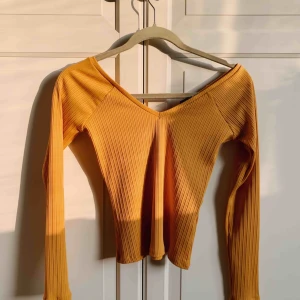  - Väldigt snygg topp från Gina i en gul färg. Strl XS men väldigt stretchig!! V-ringning både fram och bak. Aldrig använd! Köparen står för frakt 💛