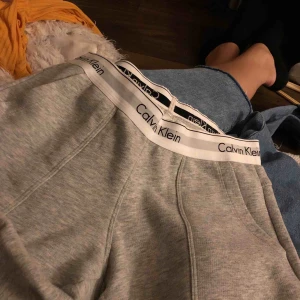  - Snygga Calvin Klein mjukisbyxor, använda 1 gång, nypris 650kr, köpte de på herravdelningen så de skulle sitta lite pösigt, dock köpte jag fel storlek. pris kan diskuteras billigare vid snabbt köp😁 frakt tillkommer