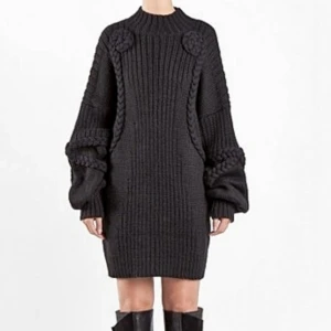  - Stickad tröja med ballongärmar från Carin Wester. Nypris 799 kr. Frakt tillkommer på 63 kr då den väger en del. 