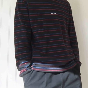  - Äkta Palace longsleeve, bra kvalité använd ett fåtal gånger bara