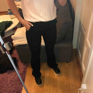  - Skitsnygga och väldigt sköna svarta kostymbyxor i bootcut modell från Mango!