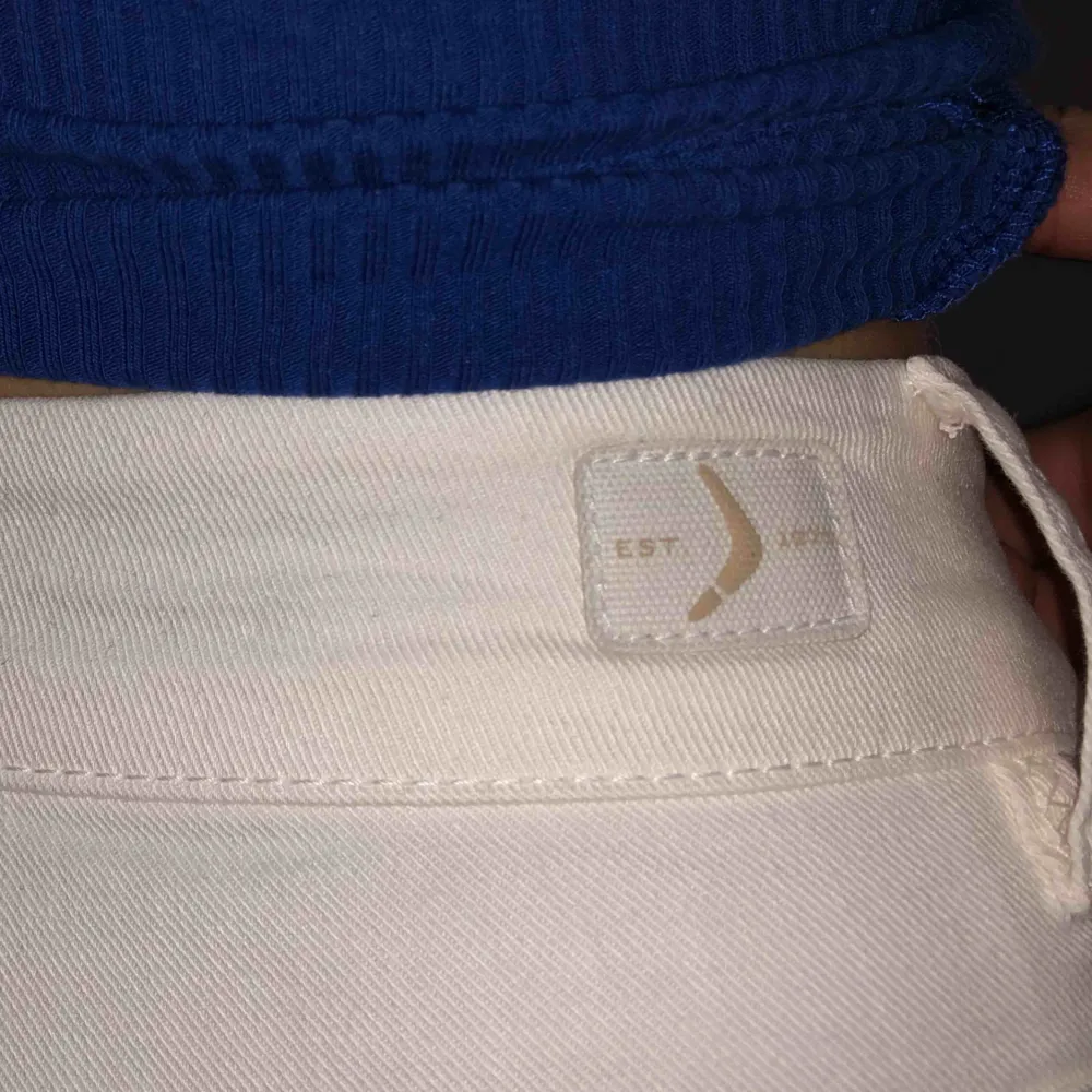Helt nya snygga vita boomerang jeans använda 1 gång.  Sitter snyggt personen på bilden är 165. Jeansen är stretchiga och sköna.. Jeans & Byxor.