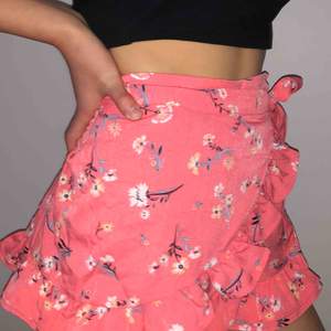 Gullig rosa blommig kjol shorts som är väldigt bekväma. Använd 1 gång.