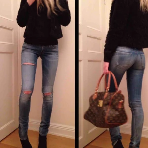  - Så snygga Replay jeans som tyvärr blivit för små för mig! De står att de är storlek 27 i dom men de är små i storleken, jag skulle säga att de är som 25/26.  