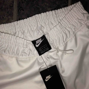  - Aldrig använda, prislapp kvar!  Tycker dom va lite stora i storleken så passar storlek s också! Prasselmaterial ish. Frakt står köparen för