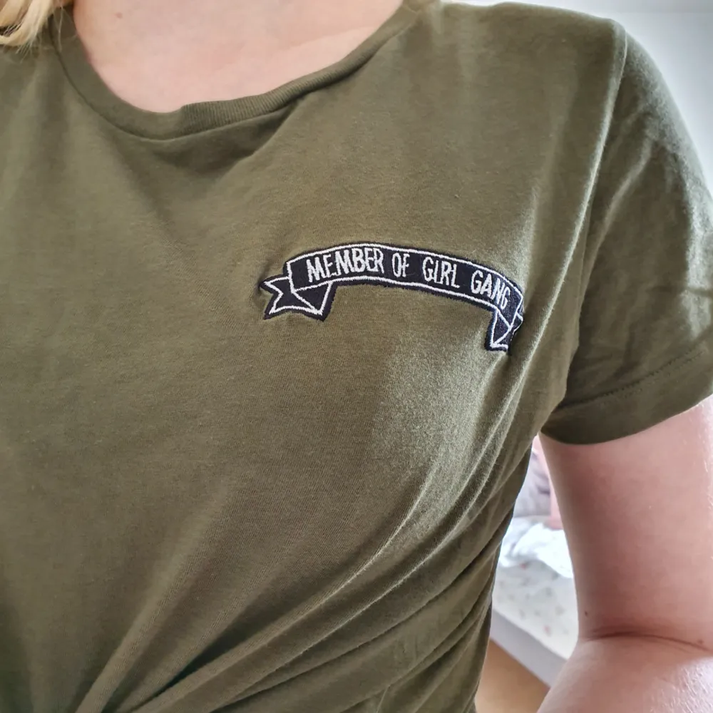 T-shirt från bikbok i storlek xs. Väl använd men fint skick. Köpare står för frakt.. T-shirts.