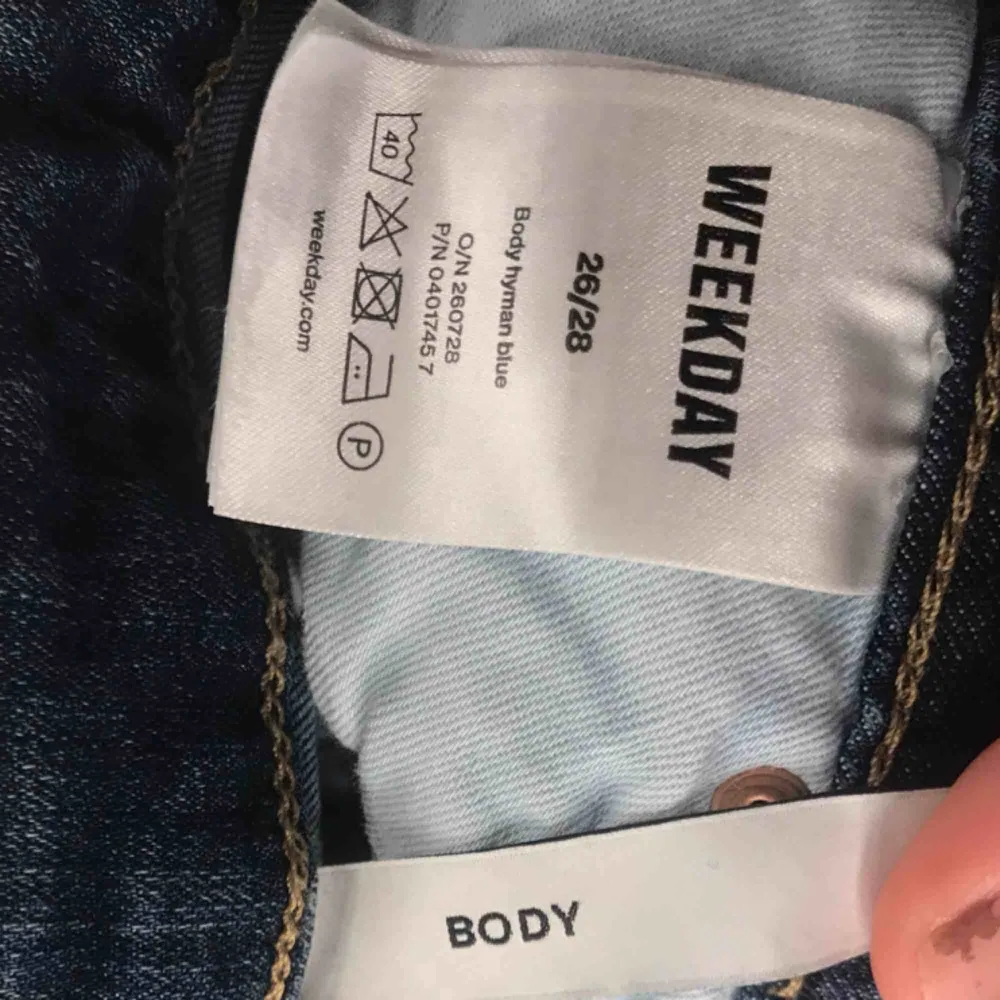 Weekday skinny jeans som sitter SÅ BRA på. Jättefin färg & hög midja. . Jeans & Byxor.