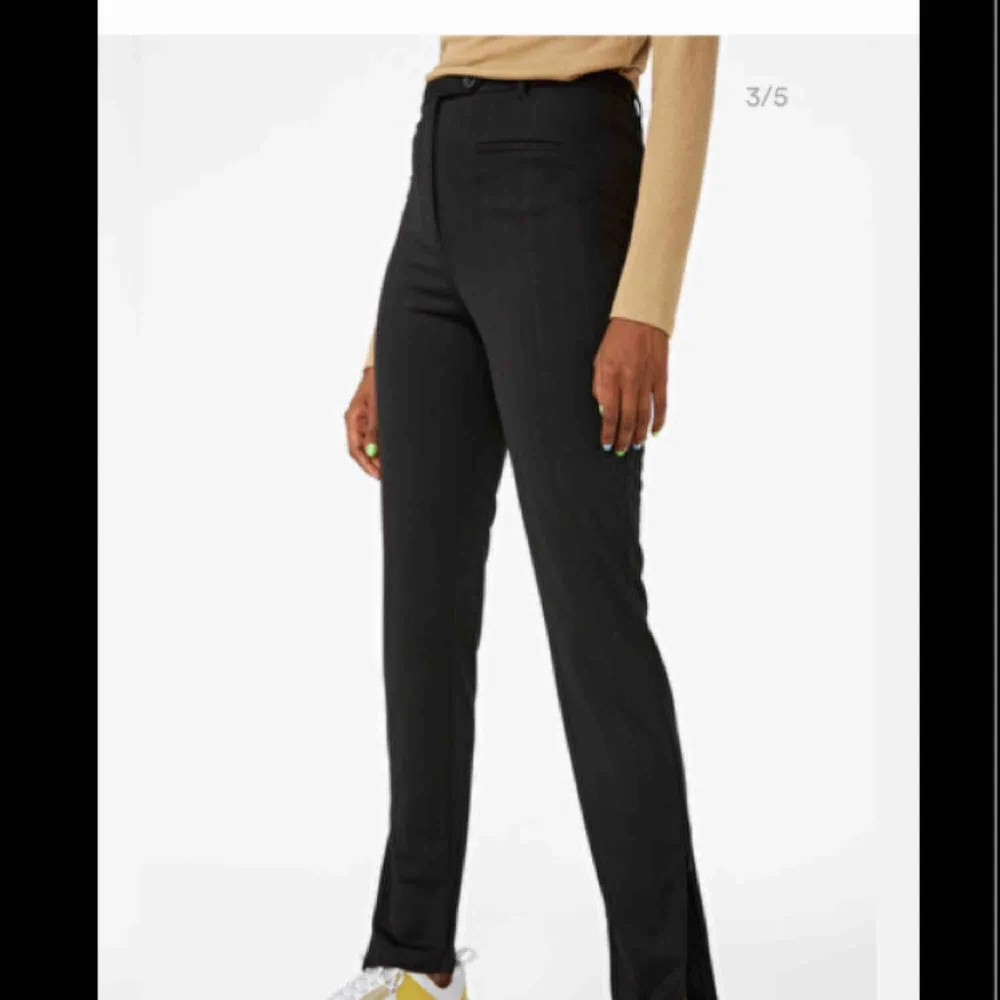 Säljer dessa skitsnygga byxor ifrån monki med slits nertill, frakten är inte inräknad . Jeans & Byxor.