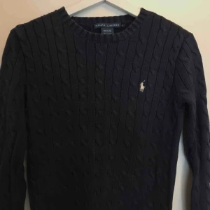  - Marinblå kabelstickad tröja från Ralph Lauren i storlek S. Använd max 3-4 gånger.  Köparen står för frakten, alternativt kan jag mötas upp i Stockholm 😊