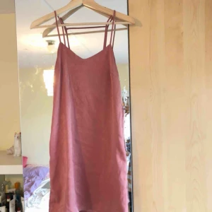  - Slip dress i sidenliknande material.  Har några små slitningar i sidan som jag kan försöka fixa innan jag säljer :) Kan frakta för 60kr eller mötas upp i Stockholm
