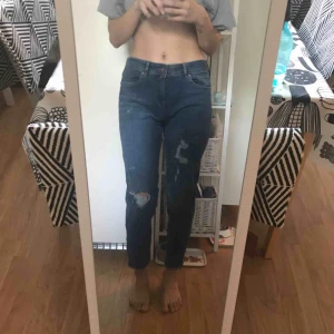  - Helt nya jeans från H&M, aldrig använda. Skulle nog säga att de passar en 36a.