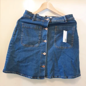  - Oanvänd jeanskjol från Lager 157 i strlk S. Lappen kvar. Kan mötas upp i Sthlm eller frakta.