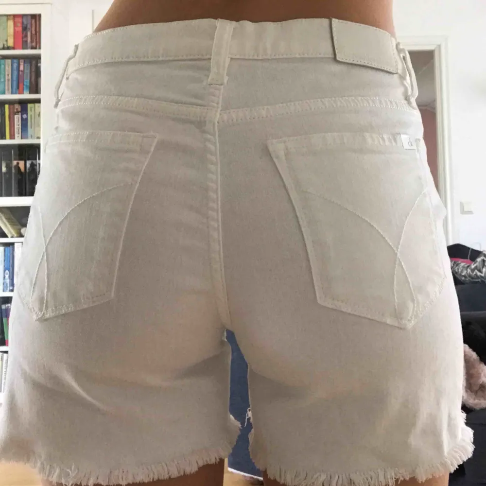Säljer dessa skitnsygga vita shortsen ifrån Calvin Klein. OANVÄNDA . Ej kommit till användning. köparen står för frakt, fraktpris är olika beronde på om du vill ha spårbar eller ej, skriv för info🌸🌸🌸. Shorts.