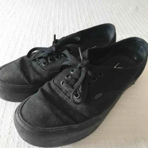  - Svarta vans i storlek 40. Sparsamt använda! 