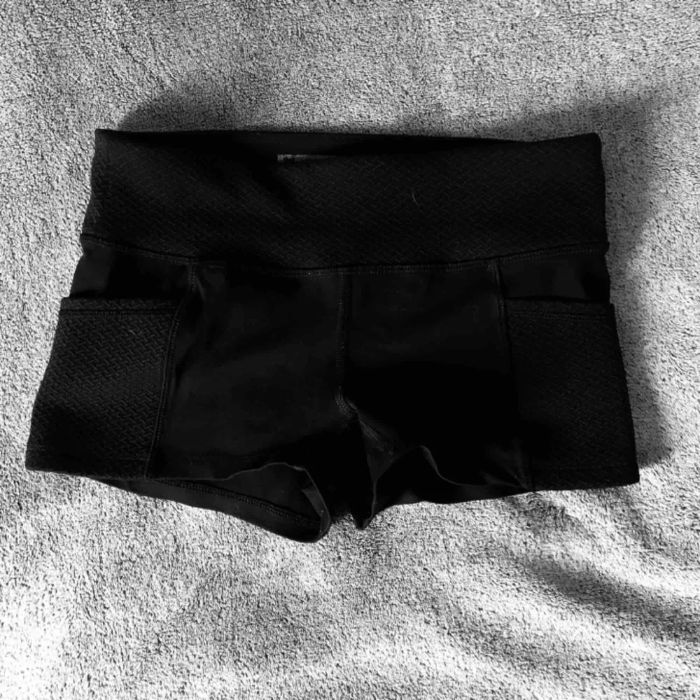 Jättesnygga tränings-shorts, knappt använda och därmed fint skick🌸. Shorts.