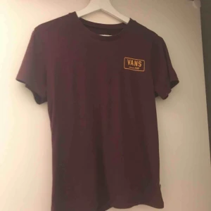  - Inte alls använd Storlek small men har S och den passar mig Fraktar gärna men står ej för frakten Tar swish Nypris: 359kr Bud är ok