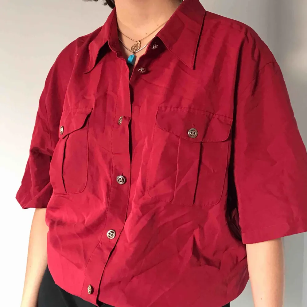 Röd skjorta, knappt använd. Rätt så lång men blir också snygg att sätta under tröjan eller knyta. Skjortor.