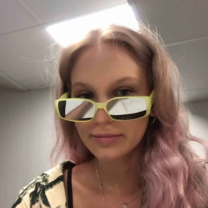  - As balla solbrillor från carlings med reflekterande glas!! Endast använda 1 gång så perfekt skick