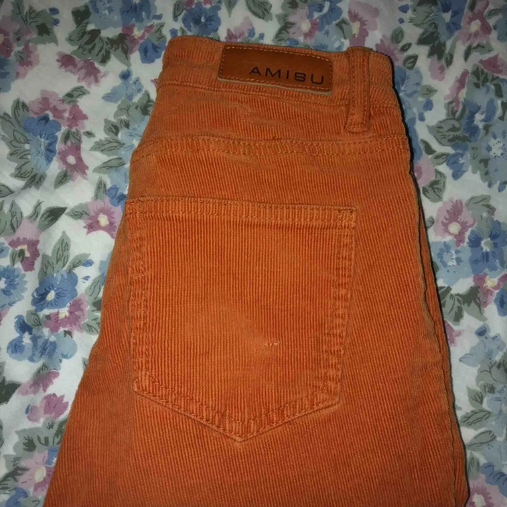 VINTAGE Orangea Manchester byxor i storlek 34, XS/S. Oanvända för är inte min stil. Betalas med swish och frakt tillkommer💕 //R. Jeans & Byxor.