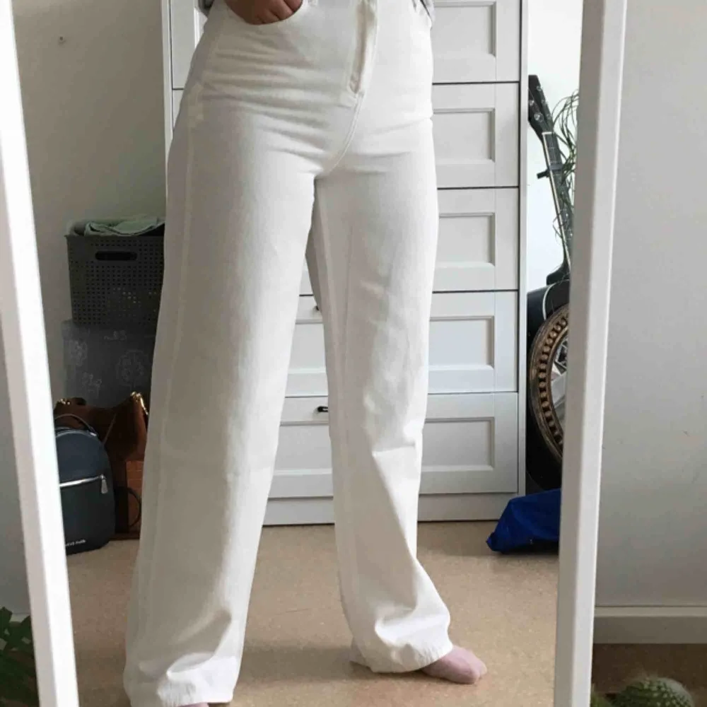 Ett par jättefina vita jeans från boohoo i storlek 38. Prislappen sitter fortfarande kvar då jag råkade beställa två par vita jeans. 🤧Möts upp i Stockholm, kan även frakta (+63 kr frakt) 💓. Jeans & Byxor.
