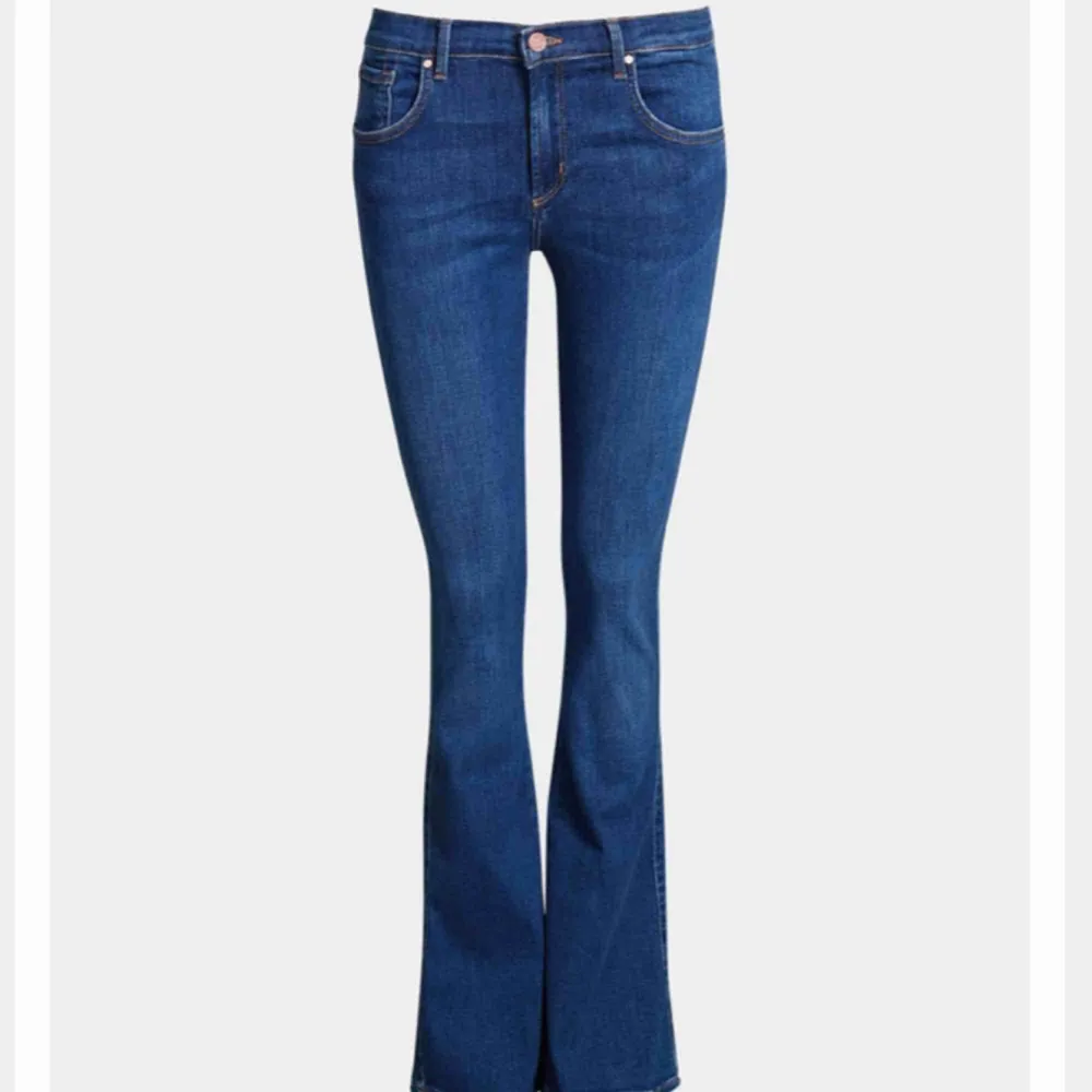 Säljer mina super snygga jeans. Perfekt till hösten. Endast använda vid 2 tillfällen. Stl XS, passar dock S också på grund av stretch. Köpta för 499.. Jeans & Byxor.