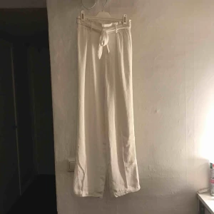  - Vita fina byxor från bikbok. Hög i midjan å raka i modellen. Väldigt sköna. Använda 1 gång. Ganska genomskinliga.