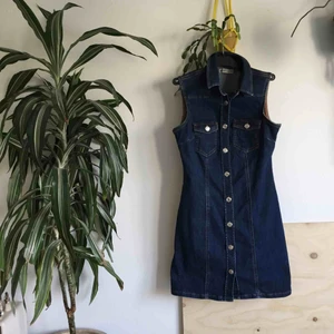  - Så snygg jeansklänning från Gina tricot i stretchigt material. Fint skick. Frakt 45kr.