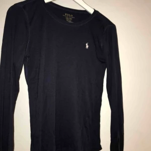  - Vanlig långärmad från Ralph Lauren (äkta) storlek XL för en 16åring, så skulle säga XS ungefär. Märket är ljusrosa inte vitt. 