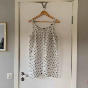  - Supersöt prickig klänning från hm, slutar lite under rumpan 
