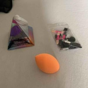 Smink - Real techniques sponges! En normalstor och en liten! Även små olika tillbehör för exempelvis ögonskugga! Allt helt nytt! OBSoranga svampen såld!