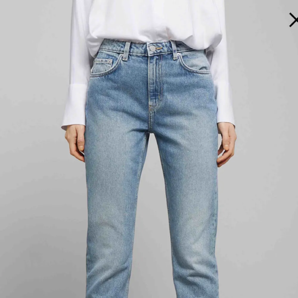 Weekday jeans i modellen Seattle (knappt använda). Köpta här på Plick men passade inte mig. Frakt tillkommer alt träffas i Malmö . Jeans & Byxor.
