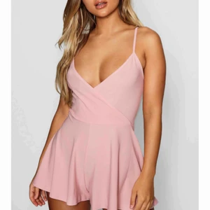  - Oanvänd jumpsuit för kort för mig som är 175