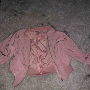  - Rosa bomberjacka från Gina tricot- storlek M, köparen står för frakten men kan också mötas upp i Göteborg💕