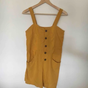  - Gul linnebysdress med knappar och fickor! Kan skicka mot frakt eller mötas i Uppsala. 